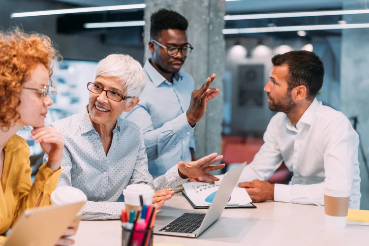 Entenda os benefícios da intergeracionalidade na sua empresa (VioletaStoimenova/Getty Images)