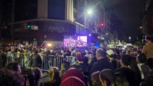 Imagem referente à matéria: Apoiadores de Milei lotam frente de hotel, mas sem travar o trânsito