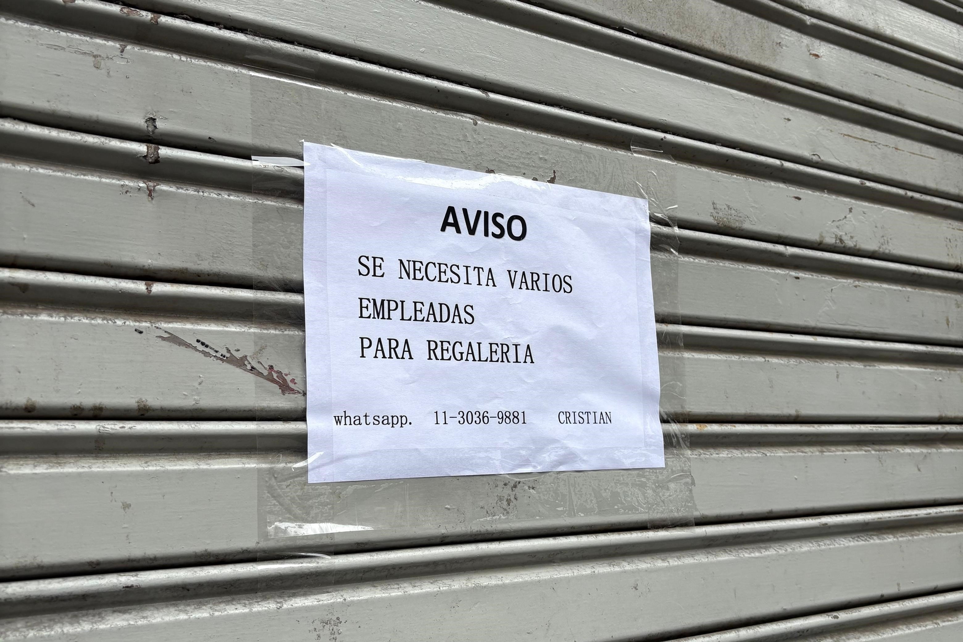 'Temos vagas': por que há tantos cartazes nas ruas de Buenos Aires?