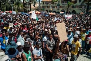 Presidente de Madagascar sai do país em avião militar francês, segundo rádio francesa