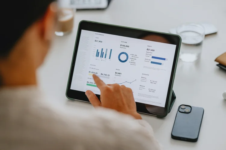 Descubra por que o curso de Administração é o caminho ideal para quem quer trabalhar com análise de mercado e construir uma carreira sólida e estratégica. (Getty Images)