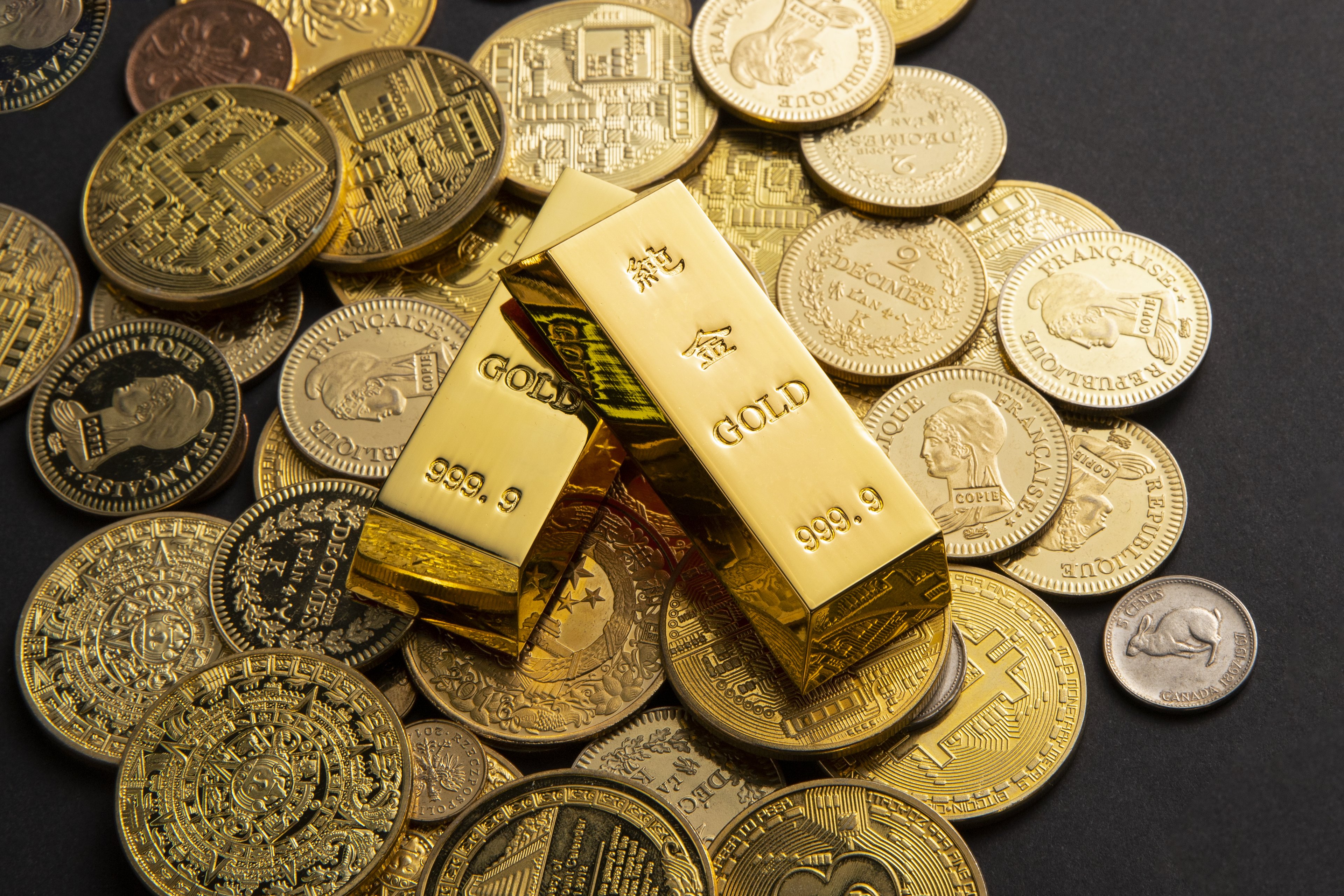 Ouro rompe US$ 4.200 e atinge novo recorde com apostas em juros menores e tensão global