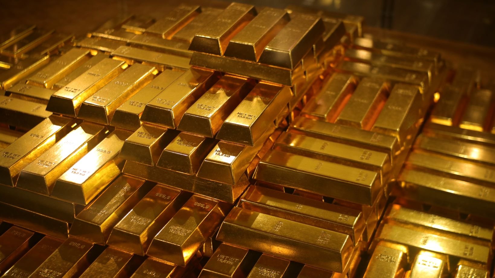Ouro não para de quebrar recordes. Qual é a melhor forma de investir no metal precioso?