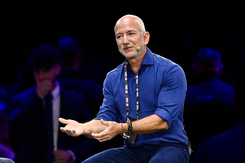 Jeff Bezos alerta: IA vive bolha industrial, mas trará benefícios gigantescos