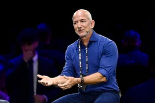 Jeff Bezos alerta: IA vive bolha industrial, mas trará benefícios gigantescos