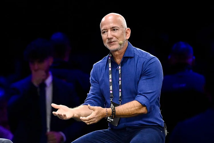 Durante a Italian Tech Week, o fundador da Amazon afirmou que a inteligência artificial passa por um momento de especulação, mas que seus impactos serão profundos e positivos (Getty Images). (Getty Images)