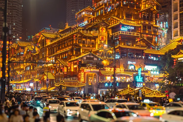 Chongqing: apesar da popularidade entre turistas chineses, apenas 330 mil estrangeiros passaram pelos postos de fronteira de Chongqing no primeiro semestre de 2025 (Jackyenjoyphotography/Getty Images)