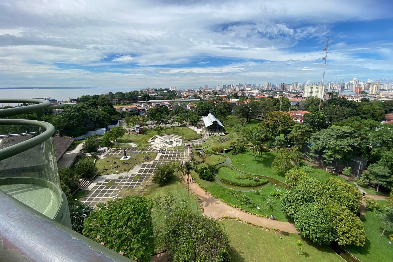 A vista de cima de Belém do alto do mirante no Mangal das Garças