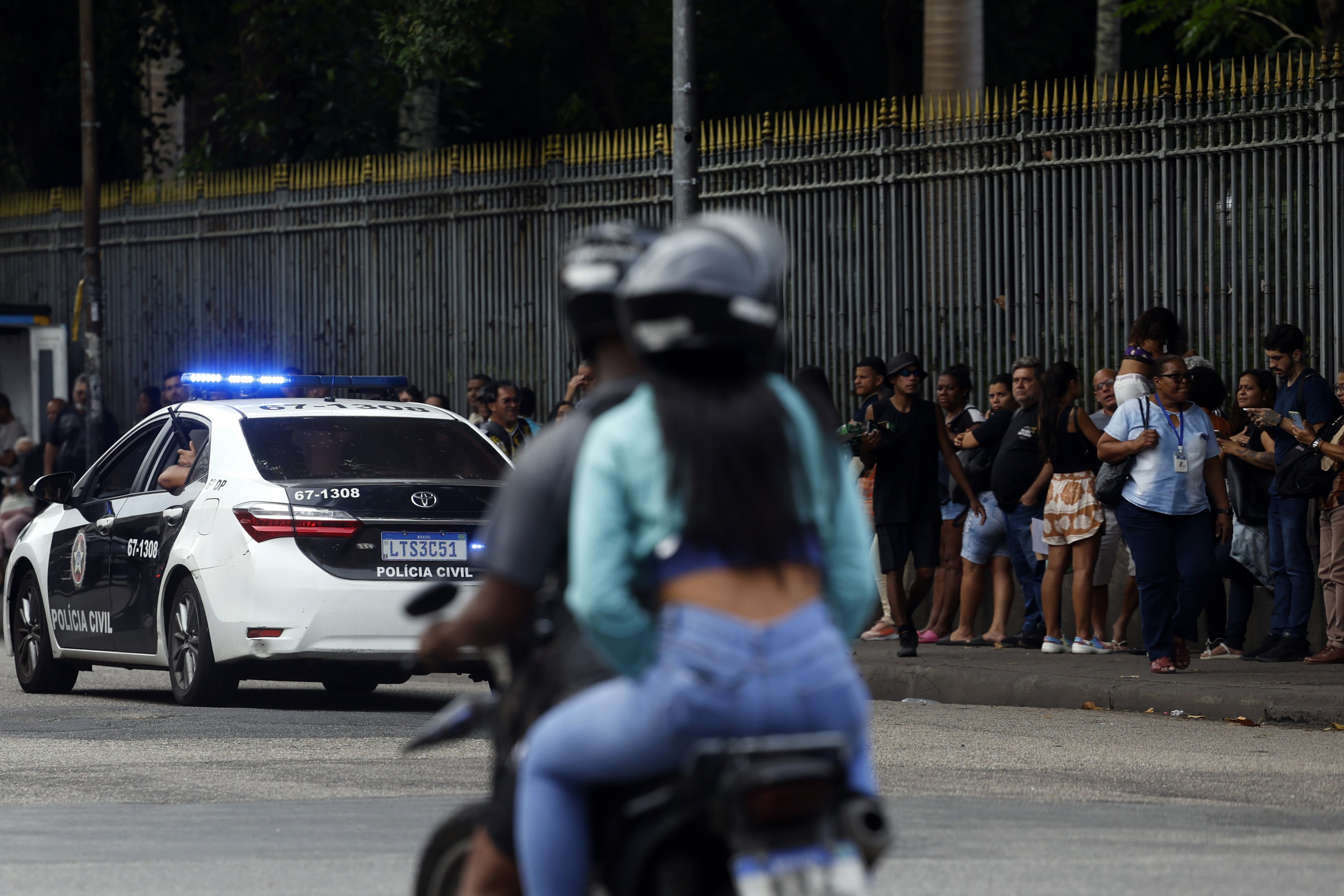 Durante operação policia contra o Comando Vermelho, filas nos pontos de ônibus e vans de transporte complementar na região da Central do Brasil, com trabalhadores sendo liberados mais cedo pela situação de violência