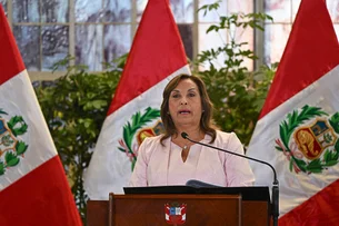 Quem é Dina Boluarte, primeira presidente mulher do Peru, que sofreu impeachment em 20 minutos?