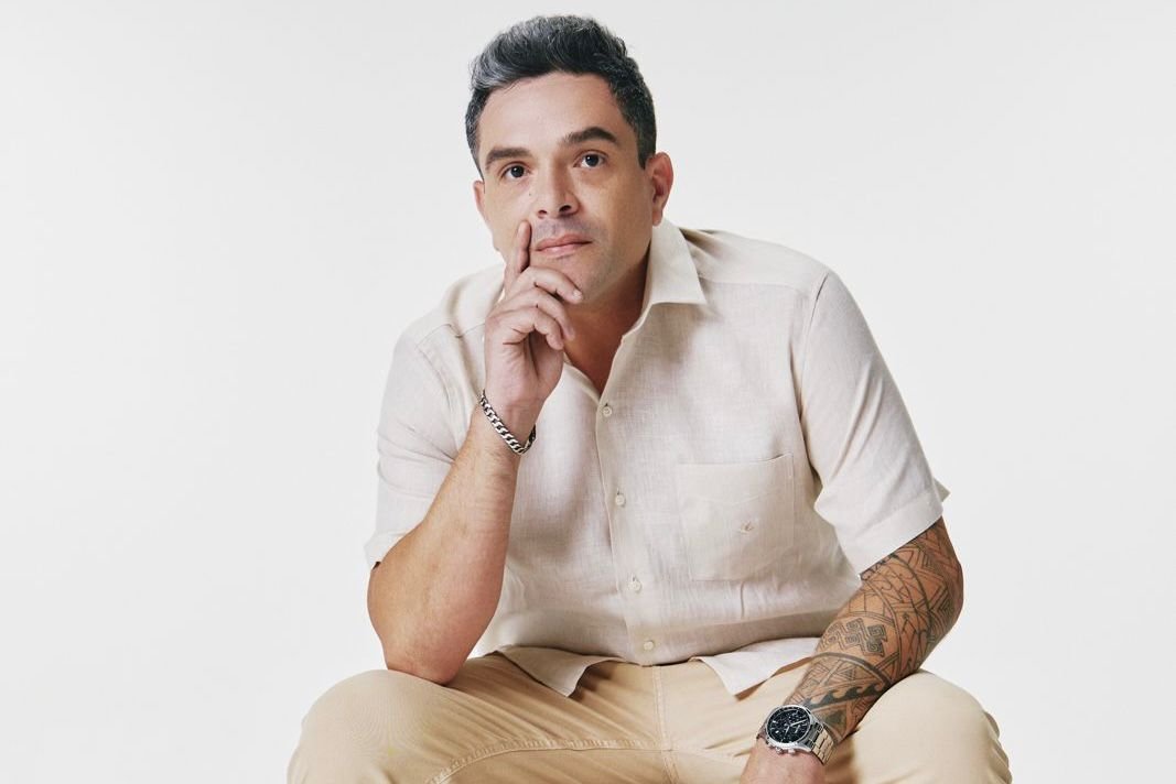 Ele largou quatro faculdades. Aos 41 anos, fatura R$ 111 milhões com IA, mora na praia e ama surfar