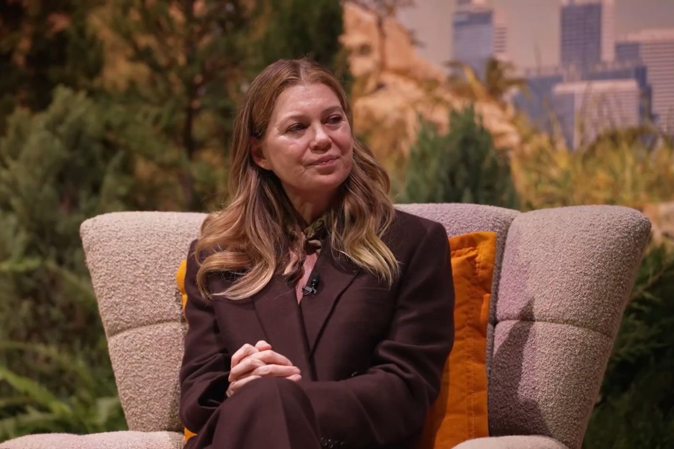 Ellen Pompeo, de Grey’s Anatomy, diz que boas histórias ainda vêm da emoção — não da tecnologia