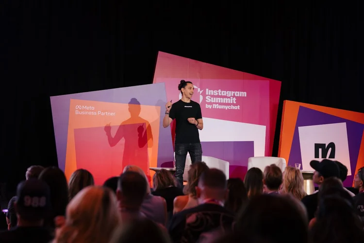 Mike Yan, CEO da empresa, durante o anúncio da ferramenta "follow to DM" no IG Summit by Manychat