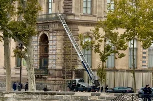 Elevador usado em assalto ao Louvre rende campanha para marca alemã