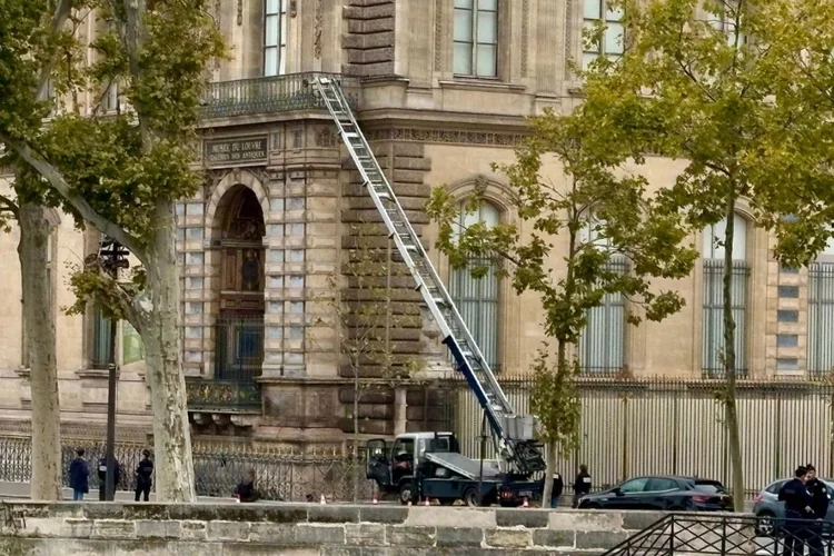 Elevador Agilo, da Böcker, foi usado pelos ladrões no roubo de joias no Louvre, em Paris, antes de a quadrilha fugir em menos de dez minutos
 (Divulgação)