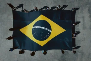 Bandeira do Brasil perde o azul em campanha sobre proteção dos oceanos