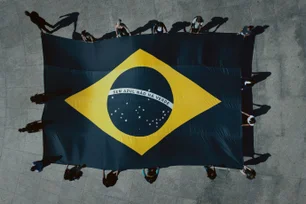 Imagem referente à matéria: Bandeira do Brasil perde o azul em campanha sobre proteção dos oceanos