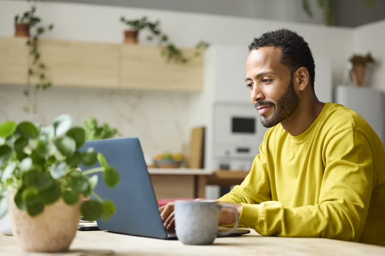 Levantamentos recentes mostram que a formação em Administração está entre as mais comuns entre os fundadores de startups brasileiras — e revela o papel das universidades no avanço do ecossistema de inovação. (Getty Images)