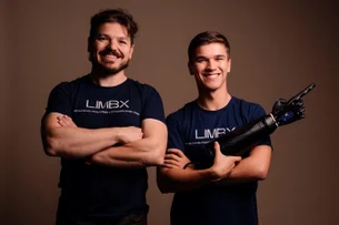Próteses são caras e nada brasileiras. Essa dupla gaúcha atraiu Domo e Unimed para mudar isso