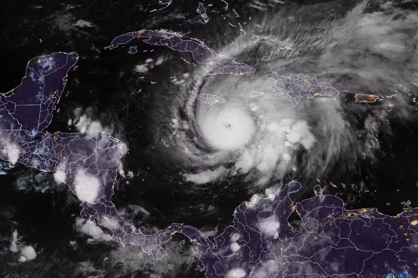 Furacão Melissa chega à Jamaica e se torna 'tempestade do século' no país