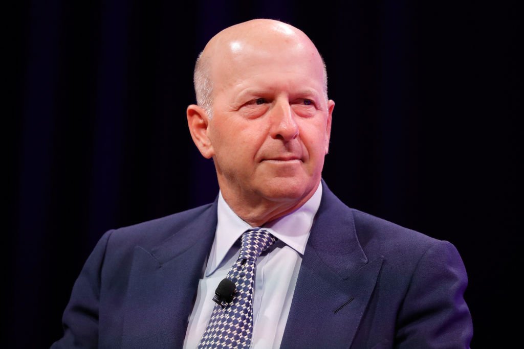 Goldman Sachs gasta mais com salários, mas promete corte de custos com IA
