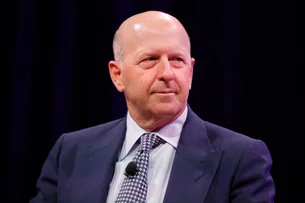 Goldman Sachs gasta mais com salários, mas promete corte de custos com IA