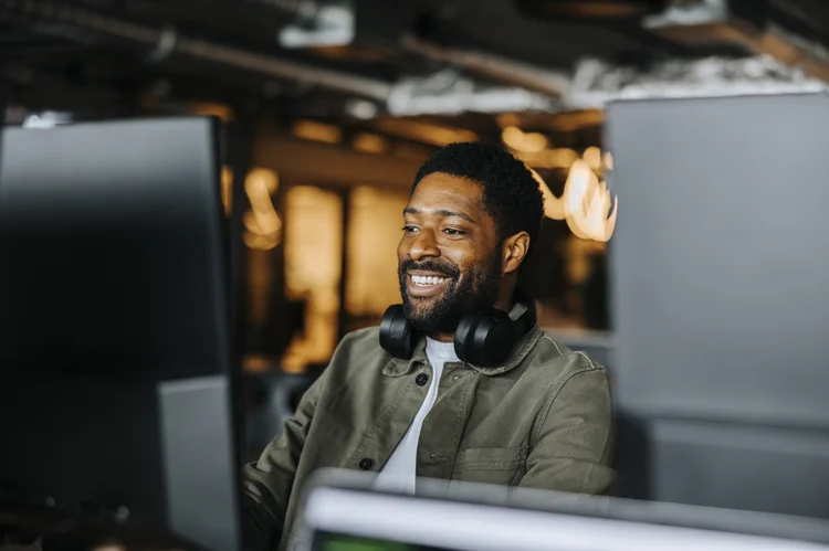 Aprenda quais competências humanas serão indispensáveis para se destacar enquanto a automação transforma setores inteiros (Getty Images). (Getty Images)