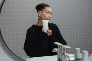 Como Hailey Bieber fez da Rhode um negócio bilionário no setor de beleza