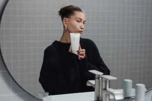 Imagem referente à matéria: Como Hailey Bieber fez da Rhode um negócio bilionário no setor de beleza