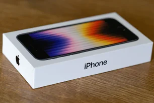 Imagem referente à matéria: iPhone, MacBook e carro: lances para leilão da Receita começam hoje