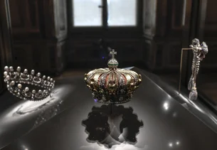 Coroa de diamantes e esmeraldas encontrada danificada perto do Louvre