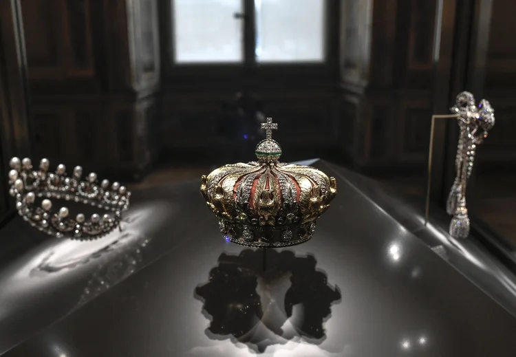 A peça do século XIX pertencia à esposa de Napoleão III e é composta por 1.354 diamantes e 56 esmeraldas (AFP PHOTO /Divulgação)