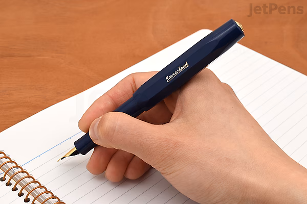 Caneta tinteiro Kaweco Classic Sport azul-marinho com corpo compacto e tampa octogonal, acabamento e pena dourados, exibida sobre fundo branco.