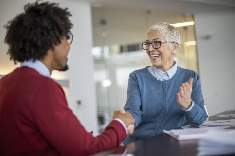 Descubra onde aprender as competências mais valorizadas pelas empresas para liderar equipe de vendas com eficácia e resultados mensuráveis. (Getty Images)
