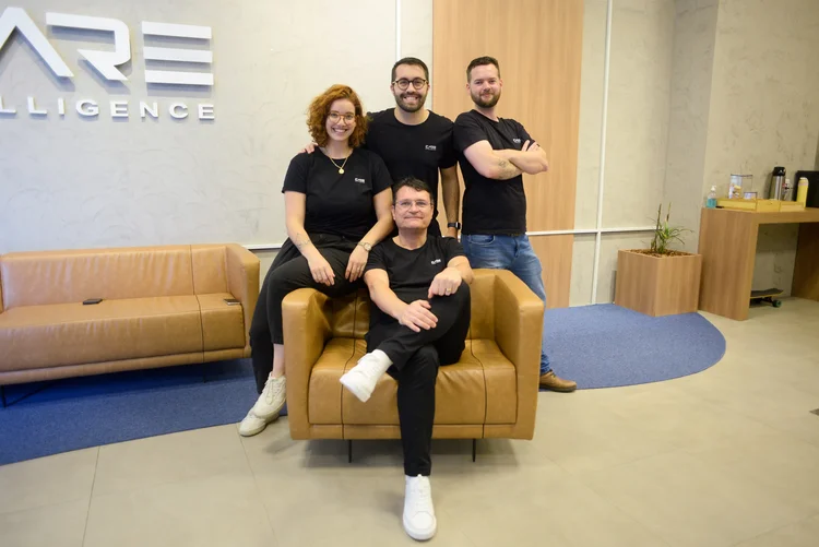 Em pé, Nicole Franco, Lucas Silva e Marcos Vidor; sentado, Fabricio Avini, sócios da Livia Med: mais de 130 mil interações medicamentosas e 8,5 mil bulas disponíveis para consulta na plataforma (Divulgação/Divulgação)