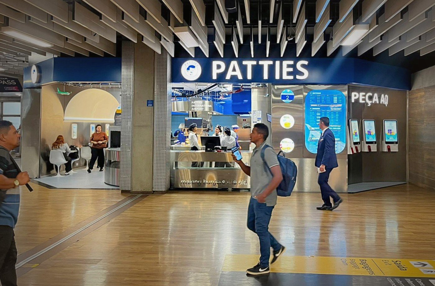 Com aviões voando no teto e raio-x cenográfico, Patties estreia loja inusitada em Guarulhos