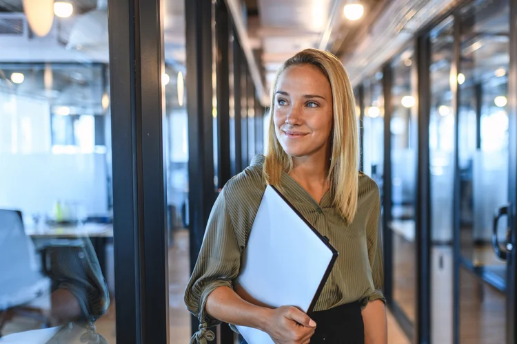 Muitos profissionais começam a carreira como freelancers, mas acabam expandindo para algo maior — agências, startups, pequenas consultorias. E é exatamente essa transição que a formação em administração facilita. (Getty Images)