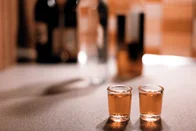 Imagem referente à notícia: Metanol nas bebidas é a ponta do iceberg do mercado ilegal