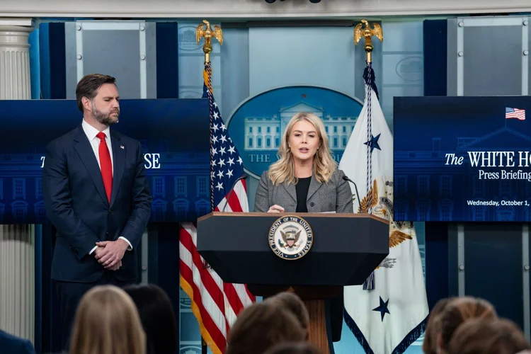 Vice-presidente dos EUA, JD Vance, e a porta-voz da Casa Branca, Karoline Leavitt: governo americano entra no segundo dia de paralisação (ANDREW THOMAS/Middle East Images/AFP/Getty Images)
