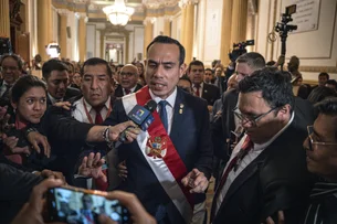 Congresso do Peru derruba presidente Dina Boluarte; chefe do parlamento assume cargo interino