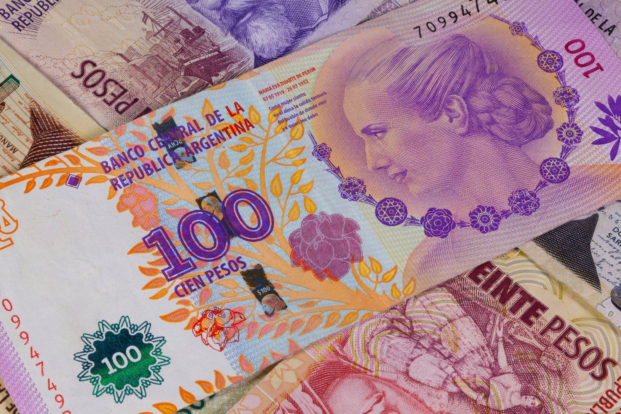 Peso argentino atinge mínima histórica, apesar de apoio financeiro dos EUA