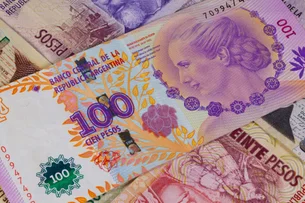 Peso argentino atinge mínima histórica, apesar de apoio financeiro dos EUA