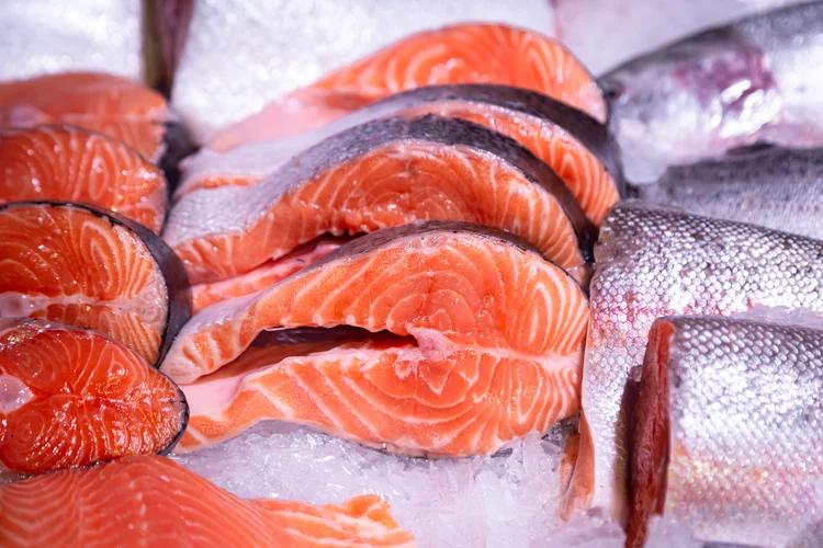 Pedaços de salmão: preços do peixe chileno aumentaram US$ 1 por quilo (Freepik)