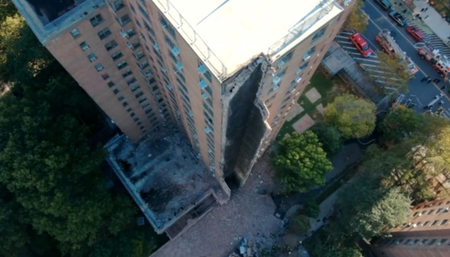 Prédio de 17 andares se abre de cima a baixo em Nova York; veja vídeo