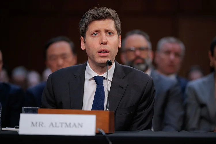Ao firmar acordos bilionários por chips e infraestrutura, o CEO da OpenAI mostra que o futuro da IA depende não só de software, mas de um fornecimento massivo de 'combustível' (Getty Images). (Getty Images)
