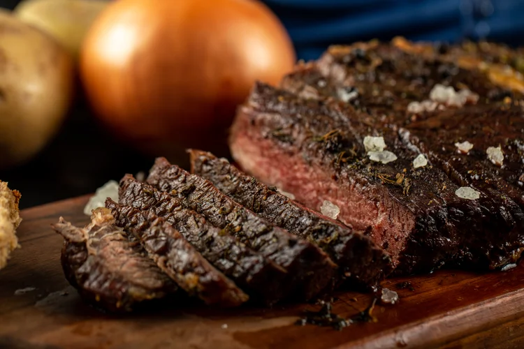 Carne brasileira nos EUA: vendas aos EUA aumentaram 64% em volume e 53,8% em valor em relação a 2024, alcançando 95% do total exportado em todo o ano passado, diz Abiec (Freepik/Divulgação)