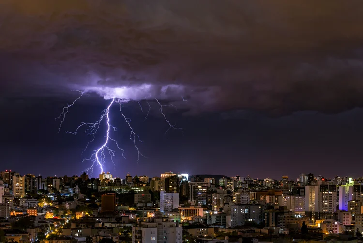 Em caso de rajadas de vento durante o alerta laranja de tempestade, o Inmet orienta a não procurar abrigo debaixo de árvores, pois há leve risco de queda e descargas elétricas (Getty Images). (Getty Images)