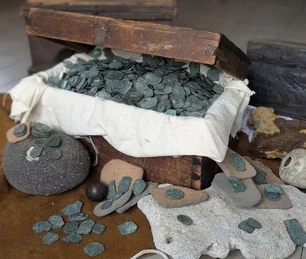 Imagem referente à matéria: R$ 5 milhões em moedas: mergulhadoras encontram tesouro perto de navio naufragado há 300 anos