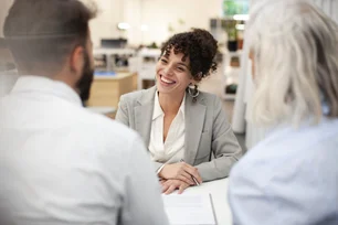 Imagem referente à matéria: Quem trabalha em bancos e fintechs estudou o quê? Entenda opções de carreira