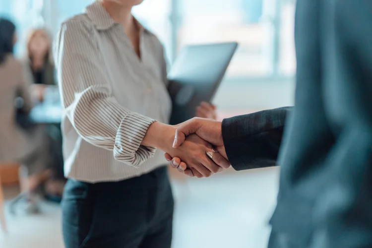 Em um mundo em constante transformação, investir em uma graduação com foco em gestão é o caminho mais eficiente para uma transição de carreira bem-sucedida — e para conquistar o protagonismo profissional que o novo mercado exige. (Getty Images)
